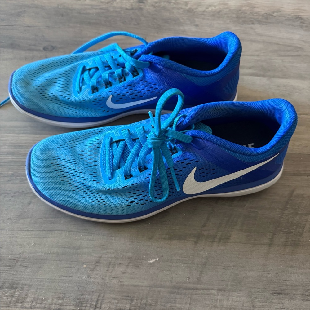 Nike women’s Vibrant Blue Athletic Shoes